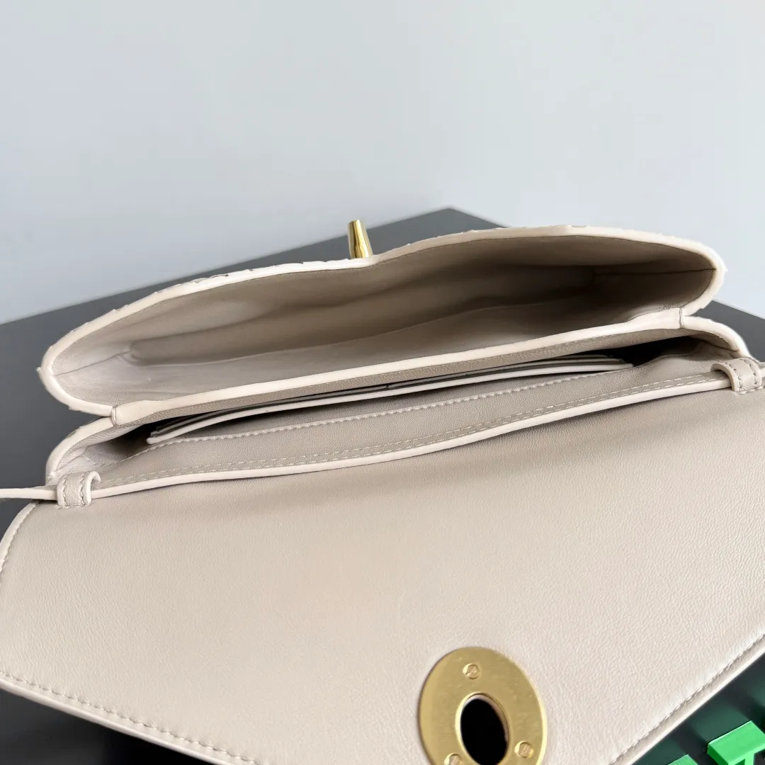 Batch 1660 BOTTEGA VENETA 2025 new product KNOT LOCK crossbody bag subverts the rigid lines of traditional tote bags, using drapey leather to create a three-dimensional silhouette that breathes. It has compartments and multiple card slots inside, making it a versatile commuter bag that can be used in various occasions. The details are full of exquisiteness, the casual retro color tone, and the upper body are full of elegance. Whether you are commuting or going out on the street, you can easily hold it. The two carrying methods of hand-carrying and long shoulder strap are very practical! At the same time, the shoulder strap is detachable, suitable for various dressing styles~ Whether it is a dinner party or daily commuting, it can be easily controlled and becomes your versatile tool❤️ Style number: 817191 Size: 25*16*5.5cm